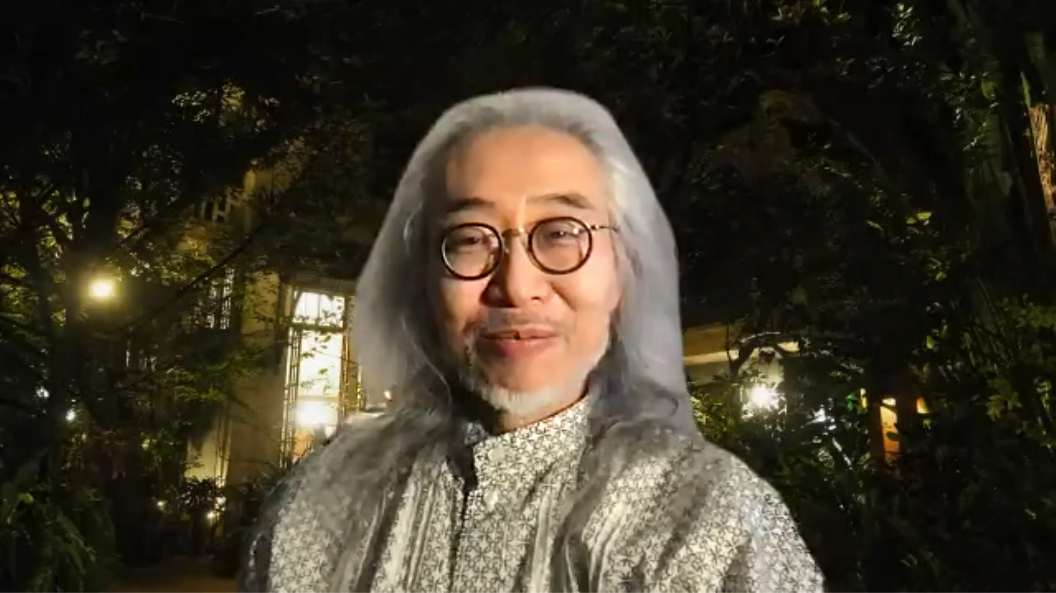 総括を話す、デジタルハリウッド大学学長の杉山知之氏