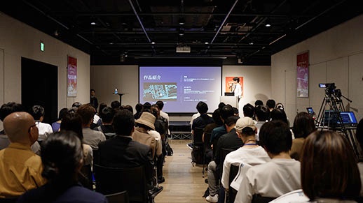 クリエイターズオーディションの会場で発表を見る来場者