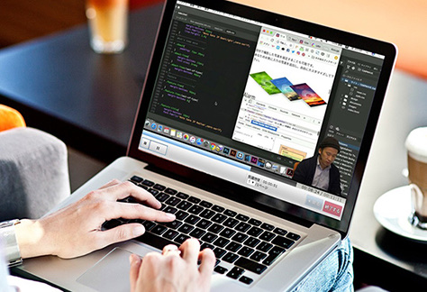 ノートパソコンで動画授業を見ながら手を動かしている様子